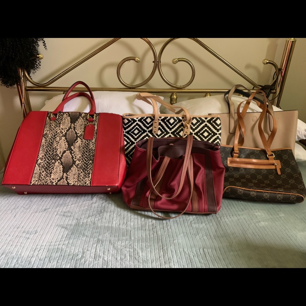 5 totes They were gently used 1 or 2 times!